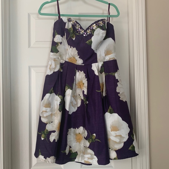 Sequin Hearts Dresses & Skirts - Gorgeous floral dress